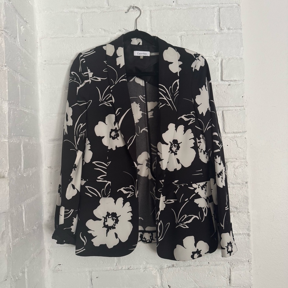 Calvin Klein Black & White Floral Single-Button Blazer – Size 8 $40